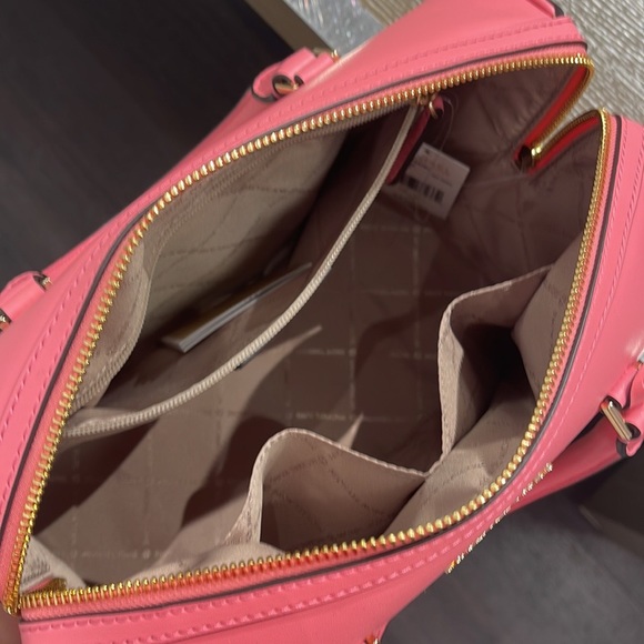 Michael Kors med Duffle Travel - Leather/Coated
35S2GTFU2B
Tea Rose
MD DUFFLE - Picture 11 of 16